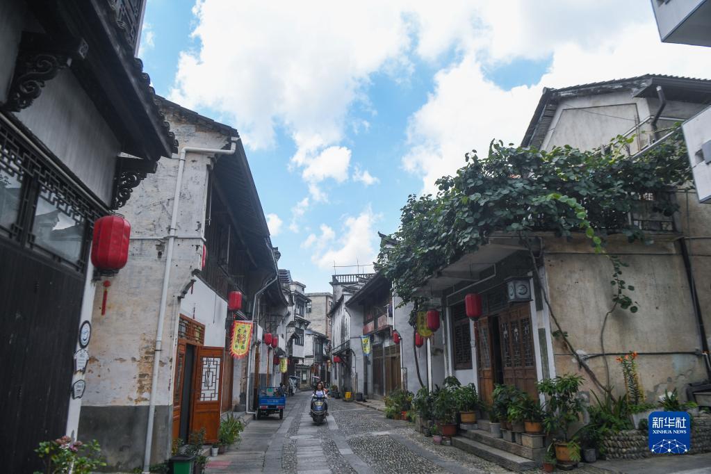 探秘贵博布展现场 | 为这位怪才,贵博办了首个当代艺术文献展
